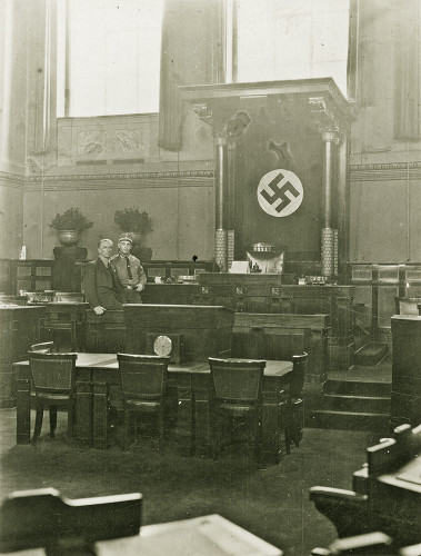 Karlsruhe, 1933, Sitzungssaal des badischen Landtags mit Hakenkreuzfahne, Generallandesarchiv Karlsruhe, 231_3397#4-4