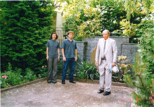 Rehmsdorf, 2000, Der ehemalige Häftling Israel Lazar am Denkmal in Rehmsdorf, Lothar Czoßek