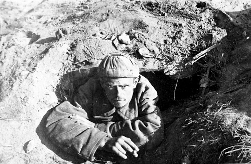 Oerbke, 1941, Sowjetischer Kriegsgefangener in einer Erdhöhle im Stalag XI D, Niedersächsisches Landesarchiv - Hauptstaatsarchiv Hannover