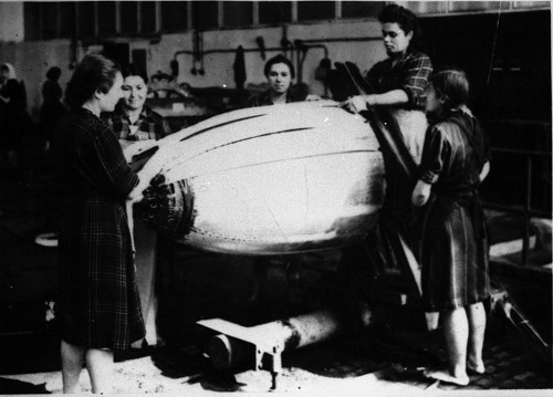 Wolfsburg, um 1941, Osteuropäische Zwangsarbeiterinnen in einer Werkshalle des damaligen VW-Werkes, Volkswagen AG