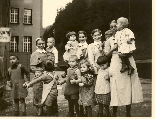 Schwäbisch Hall, 1940, Kinder des Gottlob-Weißer-Hauses und ihre Betreuerinnen kurz vor ihrer Verlegung nach Weinsberg, Evangelisches Diakoniewerk Schwäbisch Hall