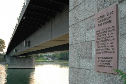 Kehl, 2006, Gedenktafel an der deutschen Seite der Europabrücke, Kehler Zeitung, Hans-Jürgen Walter