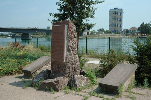 Straßburg, 2006, Die Stele auf der französischen Rheinseite, im Hintergrund die Europabrücke, Kehler Zeitung, Hans-Jürgen Walter