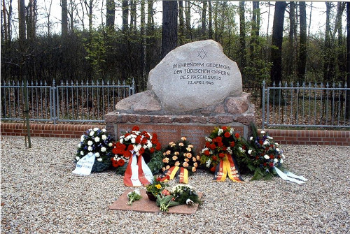 Langennaundorf, 1999, Gedenkstein beim Massengrab am Bahnkilometer 101,6, Erika Arlt