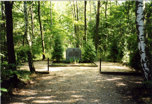 Wildgrube, 1999, Gedenkstein beim Massengrab am Bahnkilometer 106,7, Erika Arlt