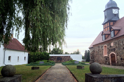 Tröbitz, 2016, Gedenkzeichen von 1952 neben der Kirche, Mirna Campanella