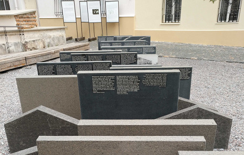 Lemberg, 2018, Stelen mit Zitaten, Stiftung Denkmal, Bozhena Kozakevych
