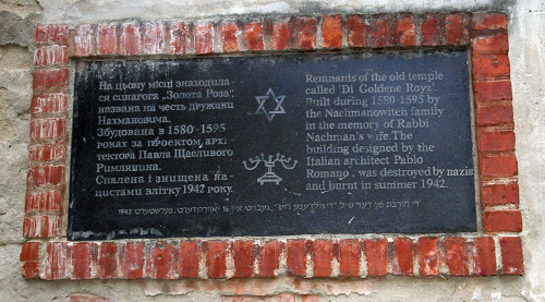 Lemberg, 2012, Gedenktafel aus dem Jahr 1992 an der Ruine der Goldenen-Rose-Synagoge, Oleg Yunakov