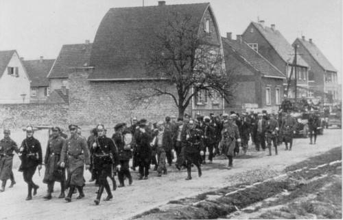Osthofen, Mai 1933, Wormser Häftlinge werden von Hilfs- und regulärer Polizei in das KZ Osthofen gebracht, NS-Dokumentationszentrum Rheinland-Pfalz / Gedenkstätte KZ Osthofen
