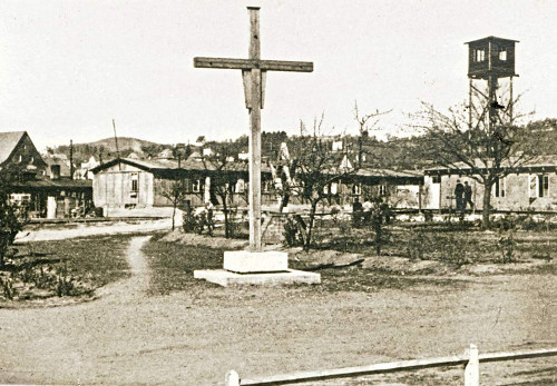 Hersbruck, um 1948, Das von Überlebenden 1945 aufgestellte Holzkreuz im ehemaligen Lager, Association des Déportés de Flossenbürg et Kommandos