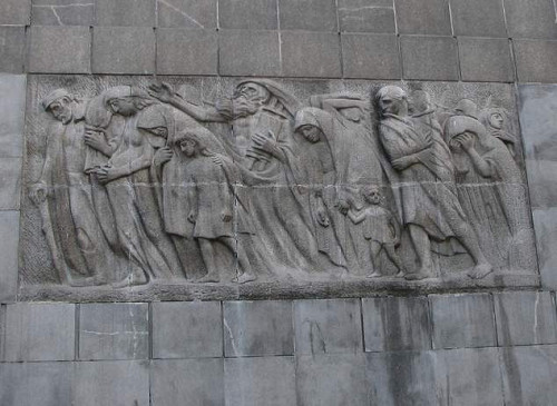 Warschau, 2006, Relief auf der Rückseite des Denkmals, Georg Mayer