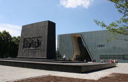Warschau, 2013, Denkmal für die Ghettohelden vor dem Museum der Geschichte der Polnischen Juden, Stiftung Denkmal