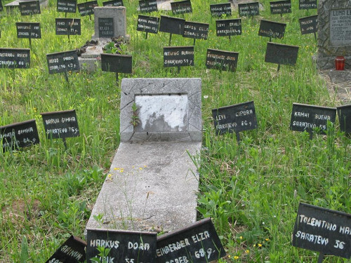 Diakowar, 2007, Grabtafeln mit den Namen der Opfer, Stiftung Denkmal, Stefan Dietrich