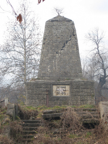 Stara Gradiška, 2007, Das verfallene Denkmal aus den 1950er Jahren, Vjeran Pavlaković