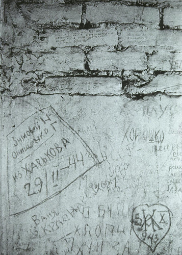 Saarbrücken, 1995, Inschriften an der Zellenwand der ehemaligen Gestapozelle, Historisches Museum Saar, Angelika Klein