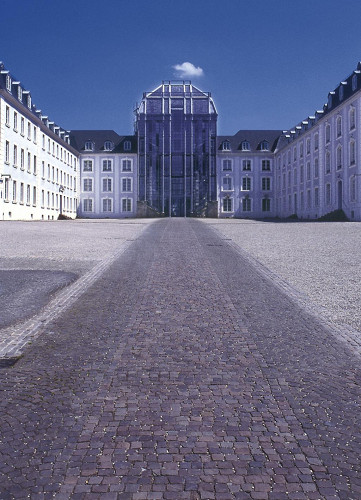 Saarbrücken, 1994, Platz des unsichtbaren Mahnmals mit dem Mittelbau des Schlosses im Hintergrund, Stadtverband Saarbrücken, Christof Kiefer