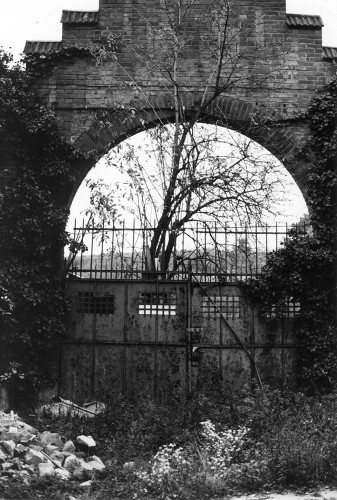 Osthofen, o.D., Tor der Anlage vor der Umwandlung in eine Gedenkstätte, NS-Dokumentationszentrum Rheinland-Pfalz / Gedenkstätte KZ Osthofen