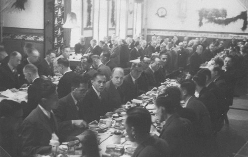Haaren, 1941, Geiseln aus den Niederlanden und Niederländisch-Indien beim Essen, Image bank WW2 – NIOD