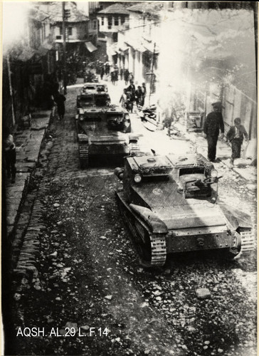 Gjirokastra, o.D., Italienische Panzer in der Stadt, Muzeu Historik Kombëtar