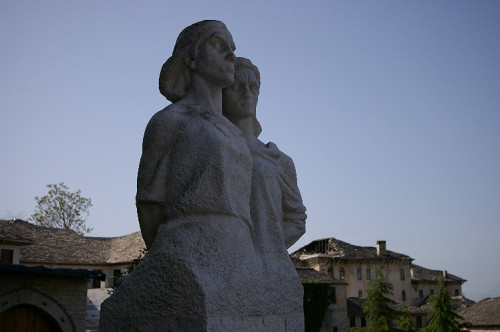 Gjirkokastra, 2008, Denkmal für Bule Naipi und Persefoni Kokëdhima, Richard Schofield