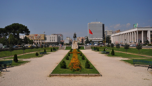 Tirana, 2009, Statue des Nationalhelden Skanderbegs, im Hintergrund das Museum, Predrag Bubalo