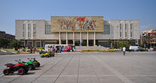 Tirana, 2009, Fassade des Museums, Predrag Bubalo
