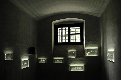 Vigaun, 2010, Ausstellung im Innenraum einer ehemaligen Zelle, Darrell Godliman
