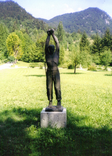 Vigaun, 2009, Denkmal im Schlossgarten, Andreja Korade