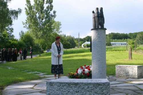 St. Pantaleon, 2004, Die Überlebende Rosa Winter an der Erinnerungsstätte, Verein Erinnerungsstätte Lager Weyer,  Inge Widauer