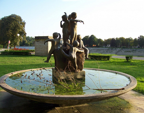 Sissek, 2006, Springbrunnen in Erinnerung an die gefangenen Kinder, Stiftung Denkmal, Stefan Dietrich