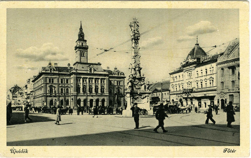 Neusatz, o.D., Ansichtskarte aus der Zeit vor dem Ersten Weltkrieg mit dem Hauptplatz, Stiftung Denkmal