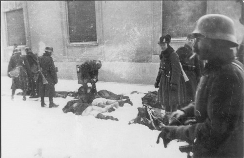 Neusatz, 1942, Ungarische Truppen mit den Leichen ermordeter Zivilisten während der »Razzia«, Yad Vashem