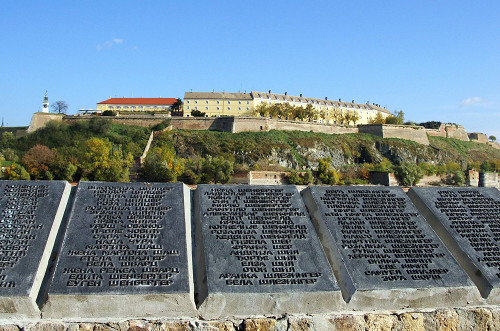 Neusatz, 2010, Gedenktafel mit den Namen der Opfer, im Hintergrund die historische Festung Peterwardein, Gyula Sápi