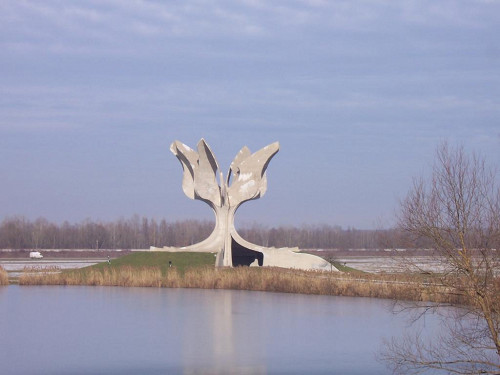 Donja Gradina, 2006, Das Denkmal Jasenovac am anderen Ufer der Save, Stiftung Denkmal, Stefan Dietrich