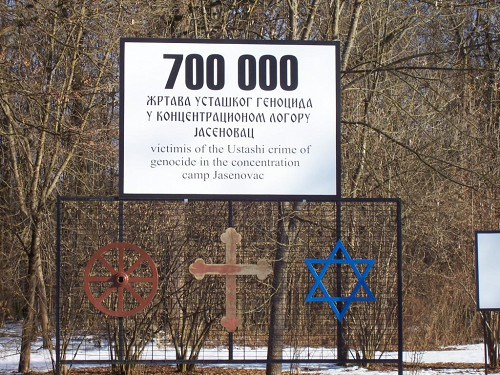 Donja Gradina, 2006, Das Schild in Donja Gradina spricht von 700.000 Opfern des Lagers Jasenovac, Stiftung Denkmal, Stefan Dietrich
