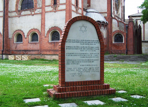 Subotica, 2005, Holocaustdenkmal vor der Synagoge, Stefan Dietrich