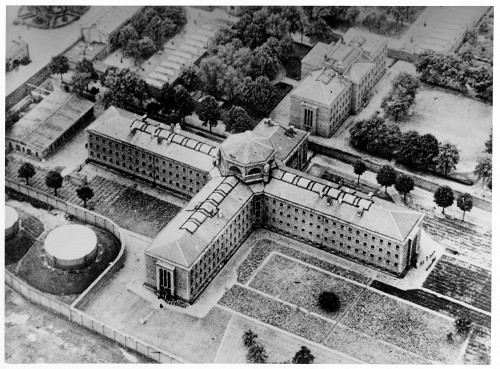 Berlin, vor 1945, Luftaufnahme des Strafgefängnisses, links der »Hinrichtungsschuppen«, Gedenkstätte Deutscher Widerstand