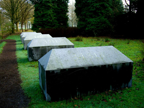 Westerbork, 2006, Fünf Särge stehen symbolisch für die Zielorte der Deportationen, Ronnie Golz