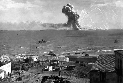 Gela, 11. Juli 1943, Die amerikanische SS Robert Rowan wird von einer Bombe getroffen, U.S. Army Signal Corps