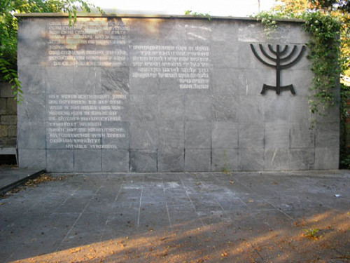 Belgrad, o.D., Denkmal für die Opfer des Kladovo-Transports auf dem jüdischen Friedhof von Belgrad, Jevrejska Opština Beograd
