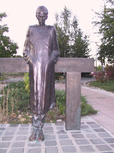 Bor, o.D., Denkmal für den ungarischen Dichter Miklós Radnóti, Silvja Kravic