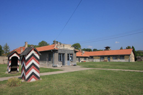 Niš, 2009, Wachposten und »Wachstube« auf dem ehemaligen Lagergelände, Dragan Bosnić