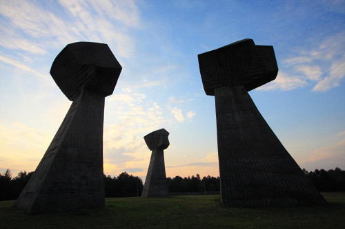 Niš, 2009, Die Betonskulpturen auf dem Hügel Bubanj, Dragan Bosnić