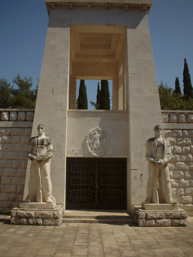 Podgorica, 2009, Detailansicht des Denkmals, Merv Weaver