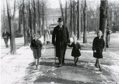 Berlin, 1932, Reichspräsident Hindenburg im Garten des Reichspräsidentenpalais am heutigen Standort des Denkmals, Bundesarchiv, Bild 102-13171, k.A.