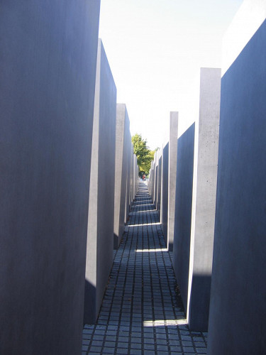 Berlin, 2005, Blick in eine Wegachse des Stelenfelds, Stiftung Denkmal