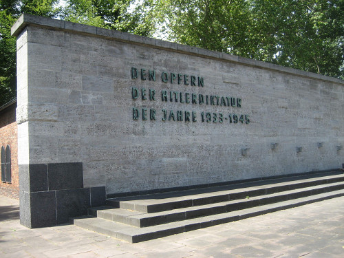 Berlin, 2010, Gedenkmauer in der Gedenkstätte Plötzensee, Stiftung Denkmal