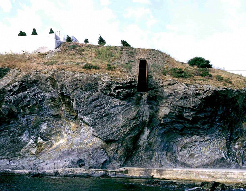 Portbou, 1995, Blick vom Meer zum Friedhof mit den »Passagen« von Dani Karavan, Frank Mihm