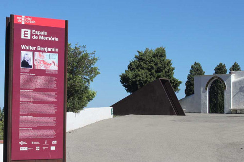 Portbou, 2013, Informationastafel und Denkmal vor dem Eingang des Friedhofs, Awersowy