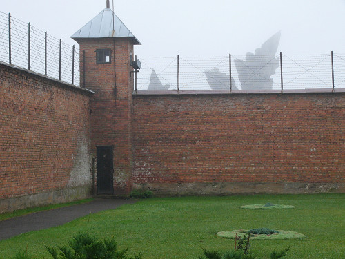Kaunas, 2004, Teil des IX. Fort mit Monument im Hintergrund, Stiftung Denkmal